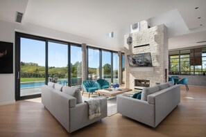 Smart-TV, Kamin, Videospiele, Bücher