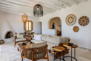 Smart TV, fireplace, stereo