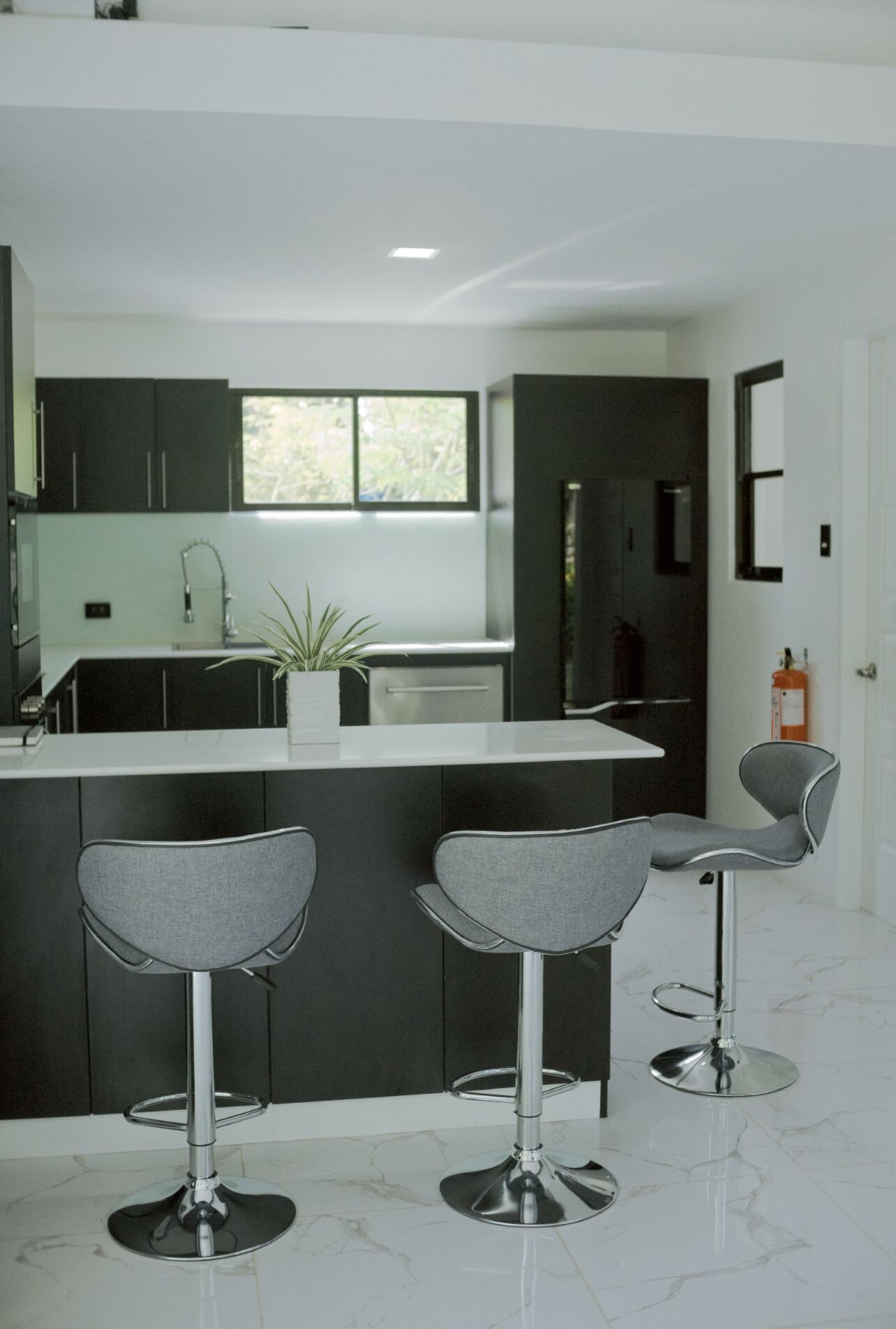 Jääkaappi, mikroaaltouuni, uuni, liesi