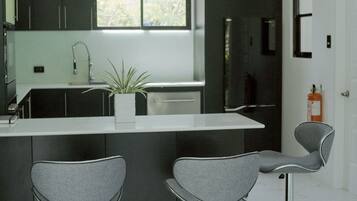 Geladeira, micro-ondas, fogão, cooktop