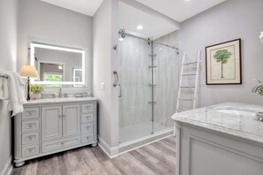 Bathtub - Tall Ship 304 Keowee Key (Salem)