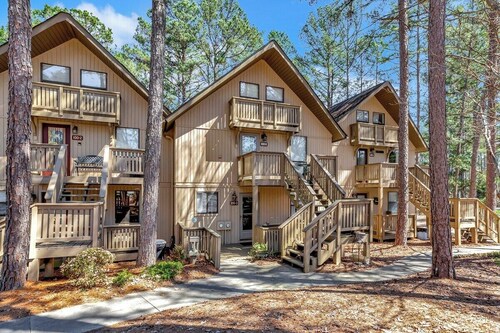 Captains Walk 103: Cozy 2BR condo in Keowee Key, perfect for a relaxing getaway.