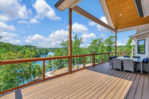 Coveside Spacious 5BR Waterfront Home