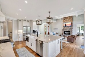 Interior - Coveside Spacious 5BR Waterfront Home (Six Mile)