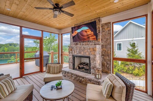 Coveside Spacious 5BR Waterfront Home