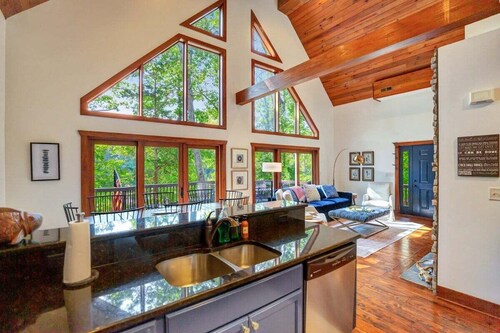 Hopkins Road Chalet on Hartwell