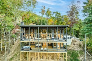 Exterior - Pinnacle Place – Modern 4BR w/ Hot Tub & Views (Epworth)