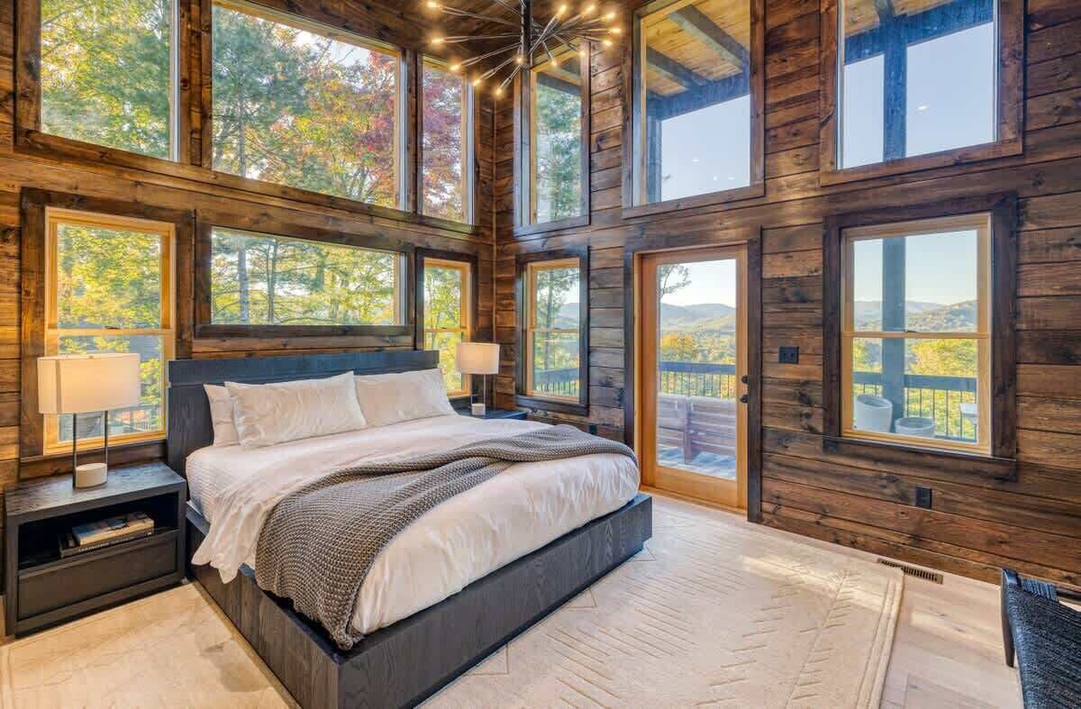 4 habitaciones, tabla de planchar con plancha, wifi y ropa de cama 