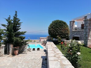 Outdoor pool - Όμορφο σπίτι με θέα θάλασσα και στην πισίνα (Γύθειο)