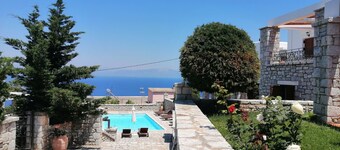 Όμορφο σπίτι με θέα θάλασσα και στην πισίνα