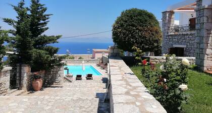 Όμορφο σπίτι με θέα θάλασσα και στην πισίνα