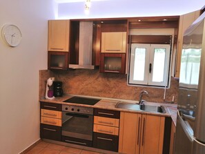 冷蔵庫、オーブン、コンロ、電気ポット