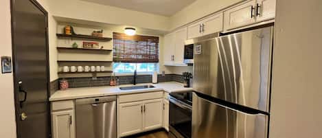 Kühlschrank, Mikrowelle, Ofen, Herdplatte