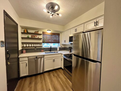 Peaceful 2-bedroom cozy condo in the Galleria area.