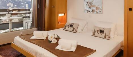 3 bedrooms, desk, internet