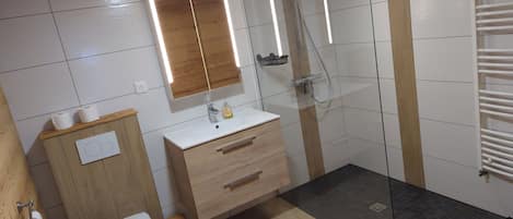 Bruser, gratis toiletartikler, hårtørrer, bidet