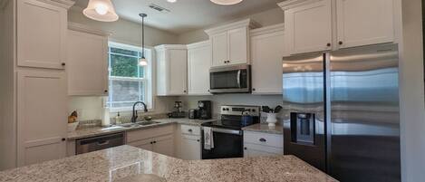 Frigorífico, microondas, horno y placa de cocina