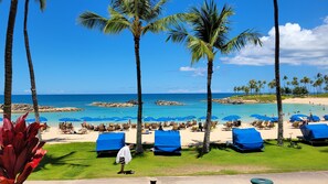 On the beach, sun-loungers, beach towels - ハワイ州コオリナの高級リゾート (Kapolei)