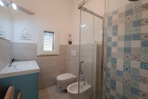 Dusche, Haartrockner, Bidet