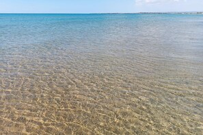 Playa en los alrededores y toallas de playa 