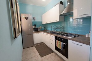 Kühlschrank, Mikrowelle, Wasserkocher mit Kaffee-/Teezubehör