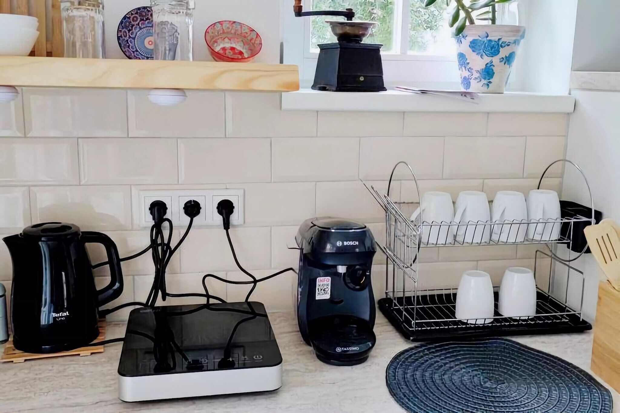 Fridge, oven, stovetop, coffee/tea maker