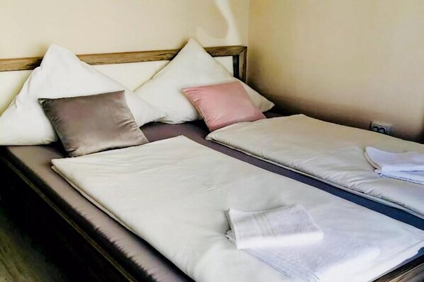 2 عدّة غرف نوم وخدمة الإنترنت