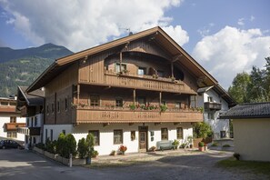 Exterior - Apartment in Fügen near Hochzillertal Skiing (Fügen)