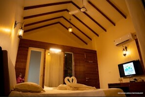 6 bedrooms, desk, iron/ironing board, free WiFi