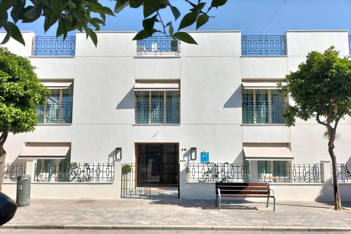 Ein modernes Gebäude mit einer flachen Fassade, großen Fenstern und einem verschlossenen Eingang.