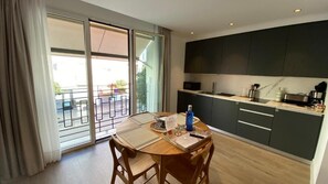 Großer Kühlschrank, Wasserkocher, Grillplatte, Reinigungsartikel