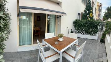 Standaard studio, terras | Luxe beddengoed, donsdekens, bedden met traagschuimmatrassen