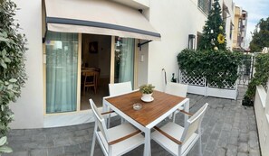 Studio – standard, terrasse | Sengetøy av topp kvalitet, dundyner og memory foam-senger