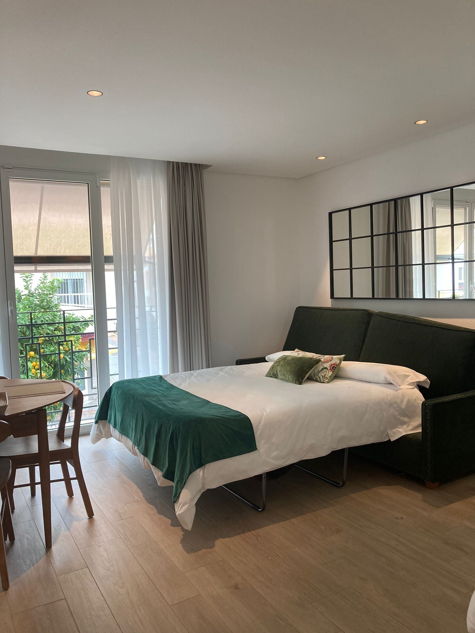 Luxe studio, keuken, uitzicht op de stad | Luxe beddengoed, donsdekens, bedden met traagschuimmatrassen