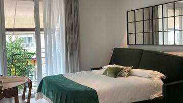 Luxe studio, keuken, uitzicht op de stad | Luxe beddengoed, donsdekens, bedden met traagschuimmatrassen