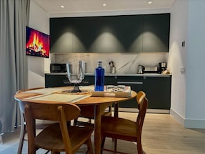 Full-sized fridge, electric kettle, griddle, cleaning supplies - Apartamentos Turísticos La Plaza (Chipiona)