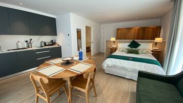 Luxe studio, keuken, uitzicht op de stad | Luxe beddengoed, donsdekens, bedden met traagschuimmatrassen