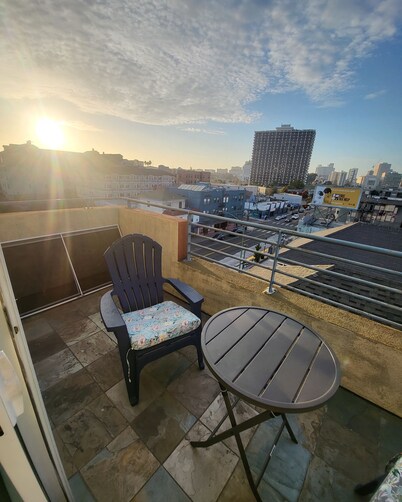 Modern Studio House near Lake Merritt View