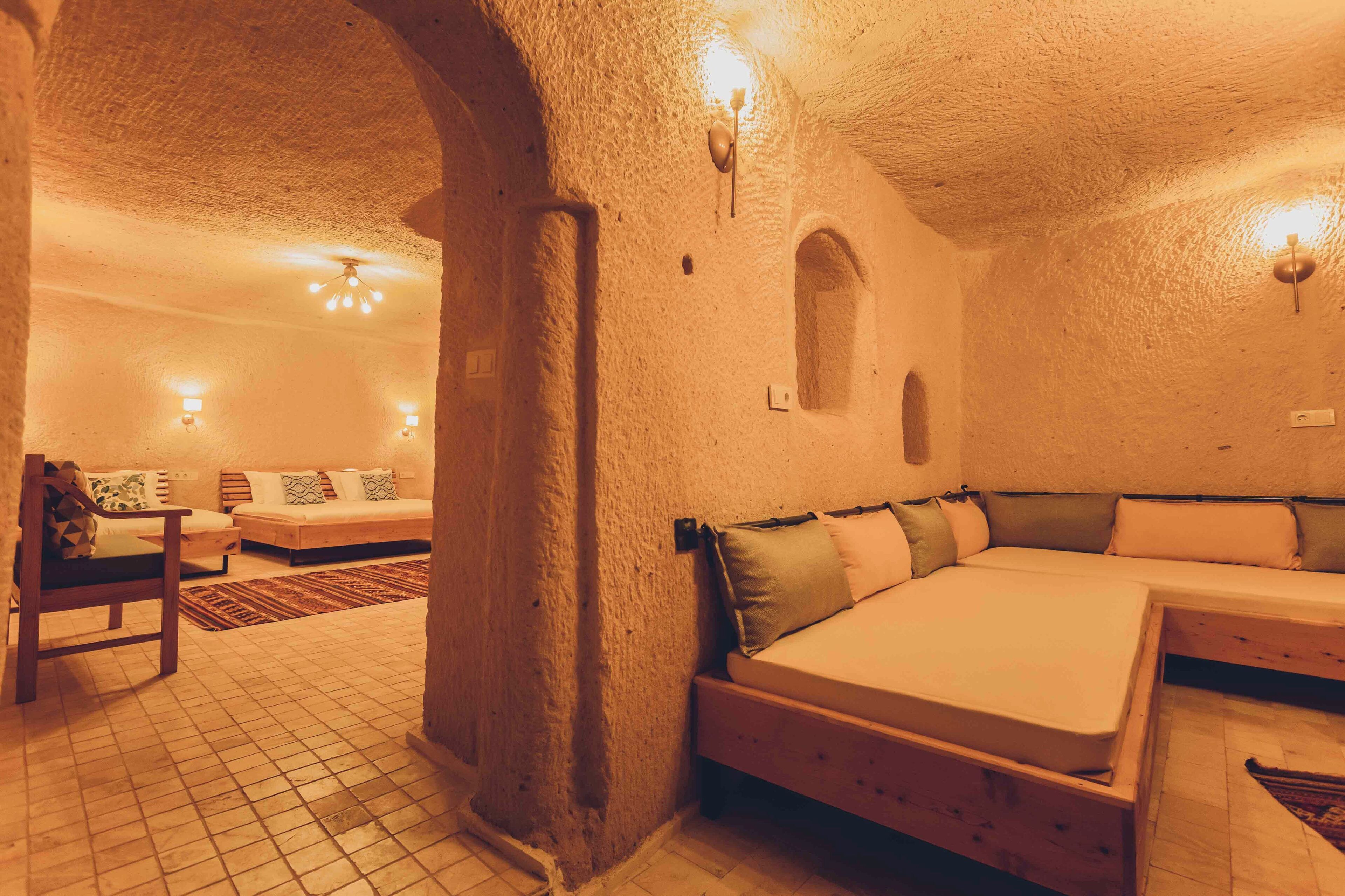 Una habitación acogedora con una cama, una silla y una pequeña mesa.