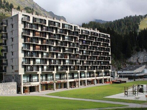 Ski-In/Ski-Out 3-Bedroom Apartment, Sleeps 8, Flaine Forum, Stunning Mountain View