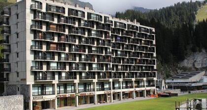 Ski-In/Ski-Out 3-Bedroom Apartment, Sleeps 8, Flaine Forum, Stunning Mountain View