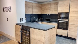 Cafetera/tetera, refrigerador, microondas, horno