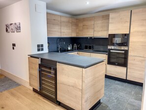 Coffee/tea maker, fridge, microwave, oven - Spacious apartment with WIFI, parking, spa and sports equipment (Montvalezan-La Rosière)