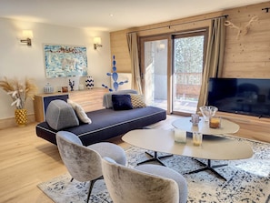 TV, fireplace, table football - Spacious apartment with WIFI, parking, spa and sports equipment (Montvalezan-La Rosière)