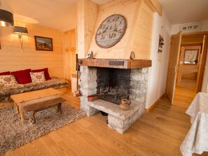 Télévision, cheminée