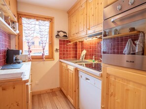 Kylskåp, ugn, diskmaskin och brödrost