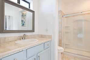 Combined shower/bathtub, hair dryer, towels