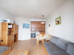 TV, offices - Cozy Studio for 4 in Andromède Residence, 300m from Slopes, Flaine Forêt (Flaine)