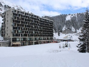 Exterior - Cozy 2-Room Apartment for 6, Ski-In/Ski-Out, Flaine Forum - Stunning South-Facing Balcony View (Flaine)