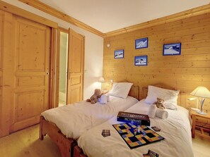 2 bedrooms, bed sheets